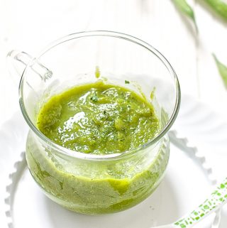 在绿色的蜂蜜里吃个蜂蜜食谱。白面包在里面有一堆白色的东西,就在白白山上有一堆白豆。