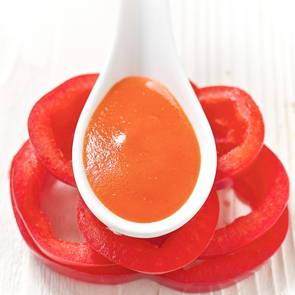 把 红辣椒 片 放在 一个 装满 红辣椒 片 的 红辣椒 片 上 ， 把 它 变成 美味 的 食物 