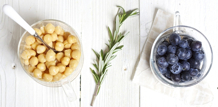罐子里装满了鹰嘴豆和蓝莓和他们之间的迷迭香。
