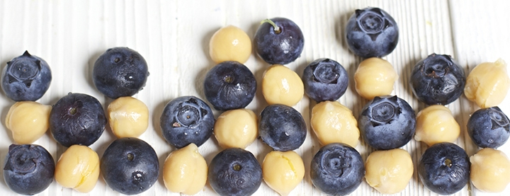 蓝莓和鸡豆在一个栅格在白色背景。