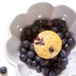 蓝莓松饼在一个装满蓝莓的碗中。
