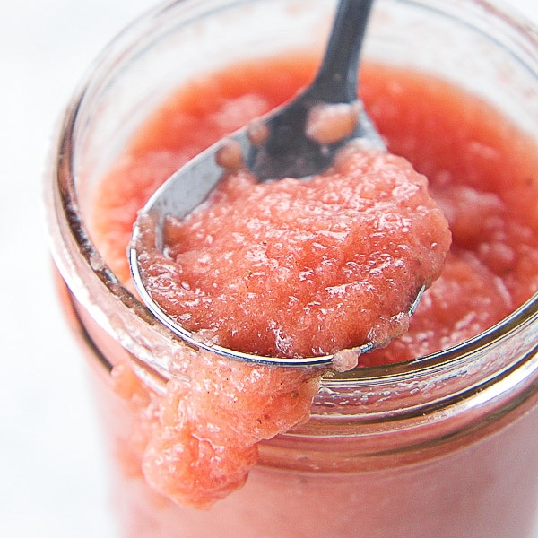一罐自制的草莓苹果酱，罐子里有汤匙。