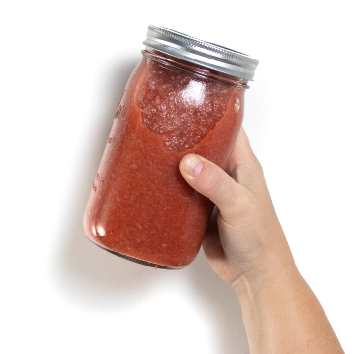 手握一罐草莓苹果酱