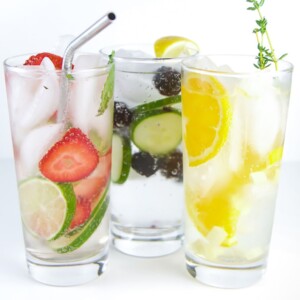 三杯水果为孩子和幼儿注入水。