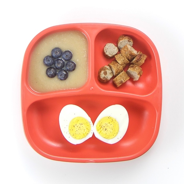 早餐的鸡蛋和鸡蛋，鸡蛋和香肠。