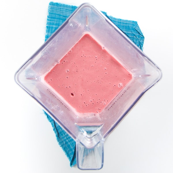 一个混合在粉红的混合牛奶里混合混合的混合。