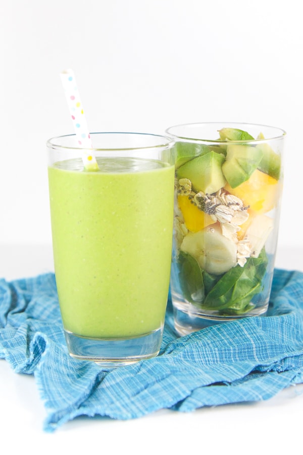 绿色的蜂蜜和绿色的柠檬汁，用柠檬汽水混合在玻璃上。