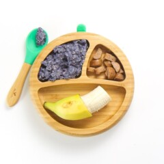 小婴儿盘带有蓝莓过夜燕麦，香蕉和切碎的香肠，用于婴儿led断奶。