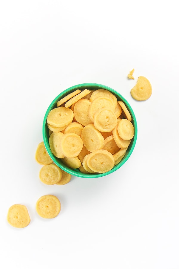 小 黄色 的 绿色 塑料 碗 里 有 一个 饼干 。 在 Instagram 上 的 一些 白色 的 背景 。 