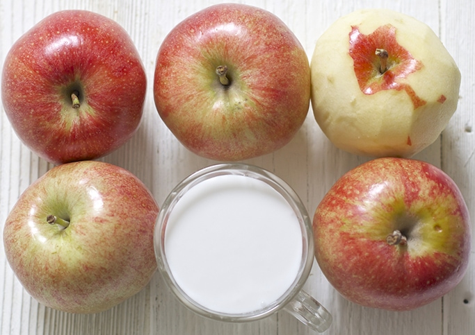 5 罐 苹果 和 苹果 罐头 ， 将 有 一个 白色 的 白色 食品 的 大小 。 