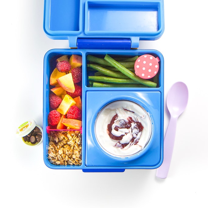 一个装满健康学校午餐的蓝色便当盒。bob平台