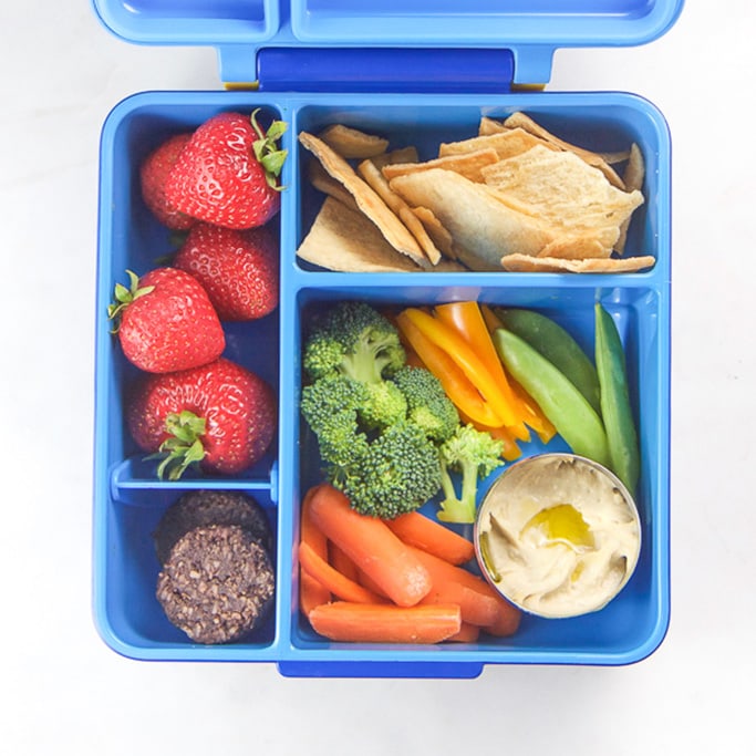 一个蓝色的便当盒，里面装满了健康的学校午餐盒想法bob平台