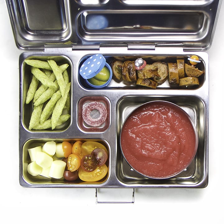 bob平台一个健康的孩子和学校的午餐，在学校里吃午饭。