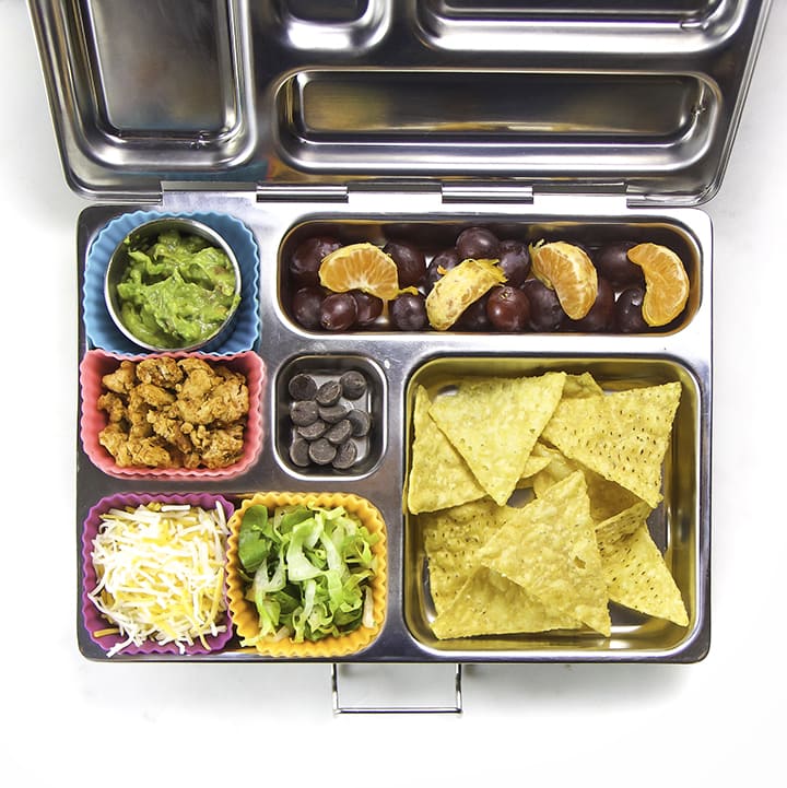 bob平台一个健康的孩子和学校的午餐，在学校里吃午饭。