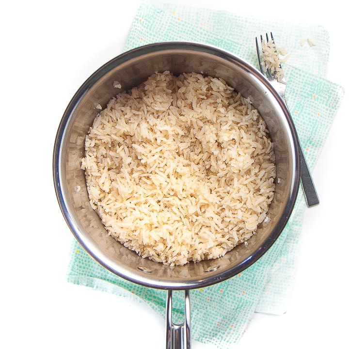 在米饭上有一根米饭。