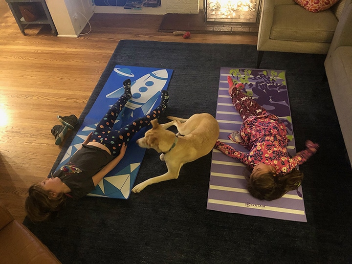 两个孩子和孩子一起做瑜伽。