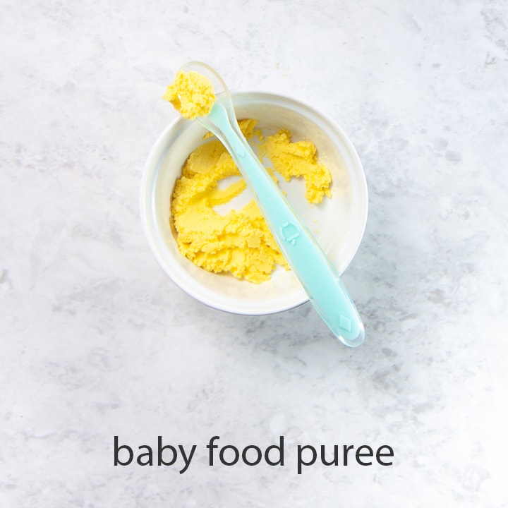 蛋黄制成了婴儿食品泥 - 非常适合婴儿的第一种食物。