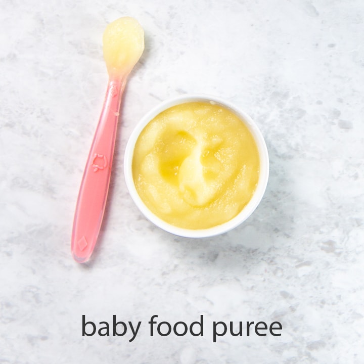 一碗苹果婴儿食品泥 - 非常适合婴儿的第一批食物之一。