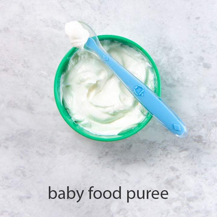 碗里装满了婴儿食品泥的酸奶。