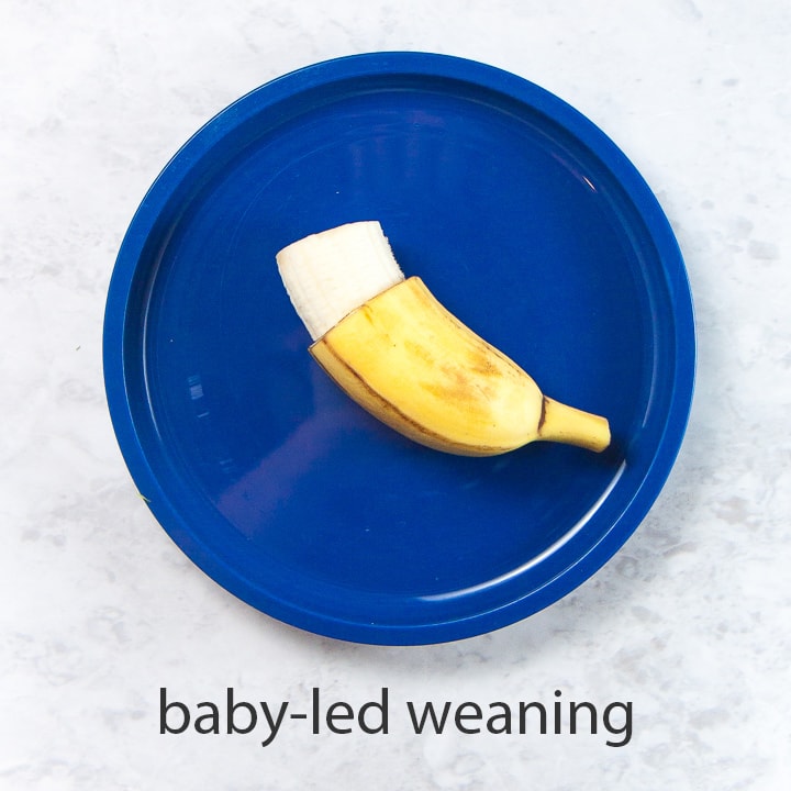 香蕉握住婴儿的LED断奶 - 婴儿的最佳第一食物。