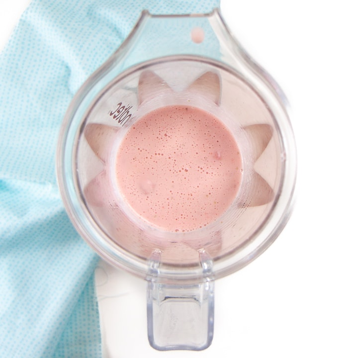 搅拌机中的草莓酸奶冰棍GydF4y2Ba