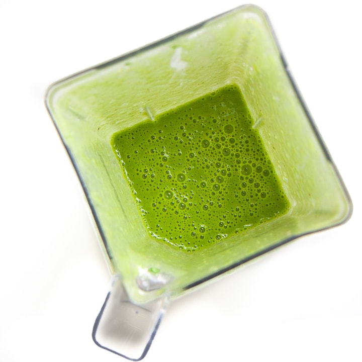 搅拌机中的绿色冰沙冰棍都融合在一起。GydF4y2Ba
