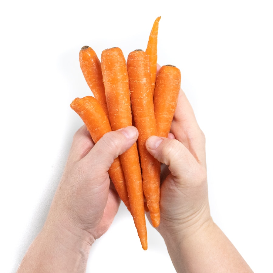 握着一堆胡萝卜的手