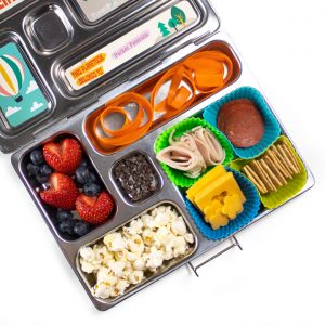 bob平台学校午餐盒装满了自制的午餐，这是健康的。