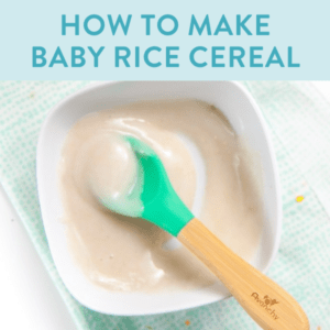 邮政图形 - 如何制作婴儿米饭 - 用蓝色餐巾纸上的白色碗的照片，木勺坐在碗中，上面放着奶油谷物。