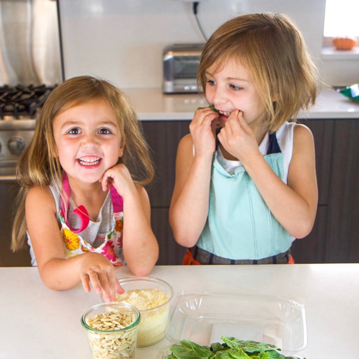 2个小女孩准备在厨房做饭。