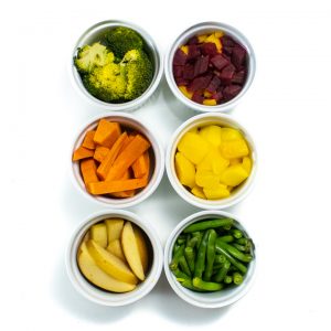 6个ramekins用不同的水果和蔬菜婴儿食品。