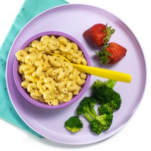 儿童餐盘配速溶锅Mac和奶酪准备好快速简便的家庭晚餐。GydF4y2Ba