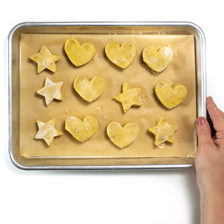 手握小烤板满满心和星形南瓜饼干