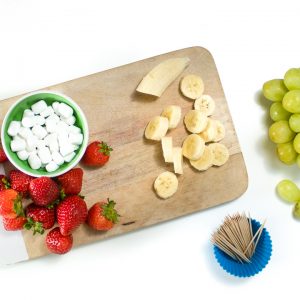 切板用草莓和裁减香蕉。