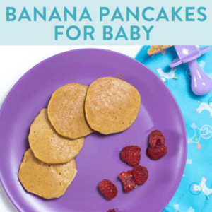 婴儿的香蕉煎饼 - 紫色盘子的图片，上面有小香蕉煎饼。