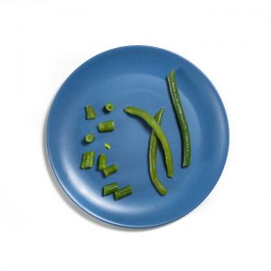 蓝色盘子和绿豆。