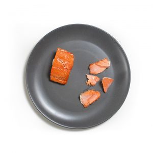 灰盘配煮熟的鲑鱼，用于婴儿和钳子抓。