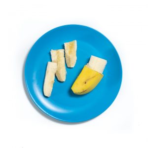 蓝色的婴儿板，剥去香蕉，碎片。
