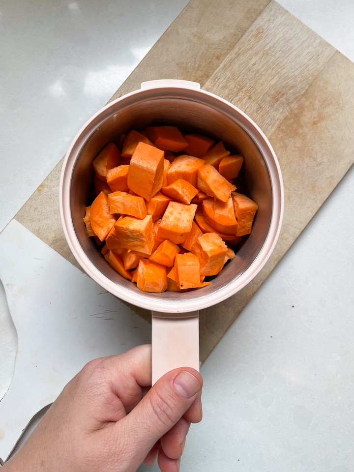 把铁锹放在铁薯上，用铁薯的叉子来装饰。
