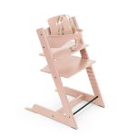 婴儿的粉红色高脚椅。