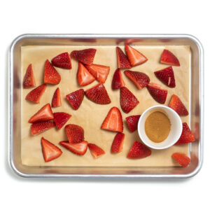 用新鲜切碎的草莓和一小碗肉桂烤板。