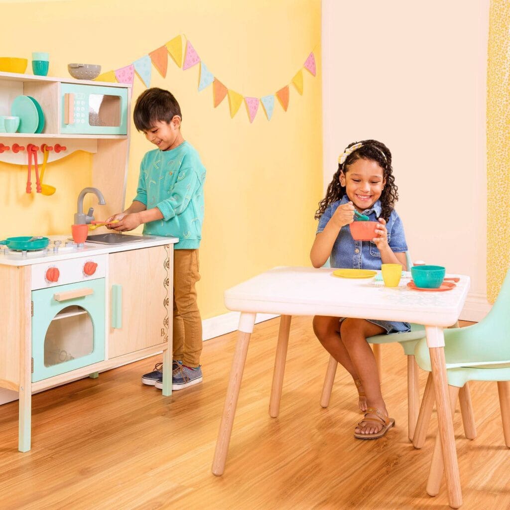 孩子们在楼上的小厨房里玩耍，穿着白色的玩具和黄色的玩具。