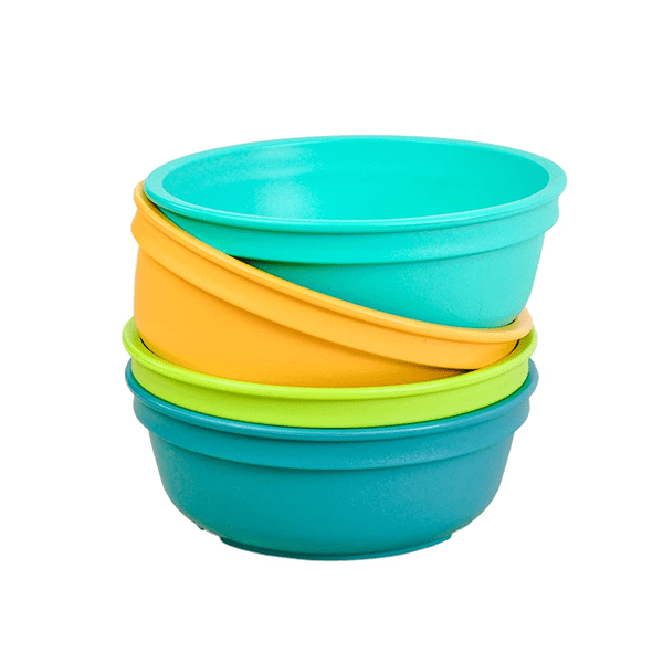 蹒跚学步的4个彩色碗的堆栈。