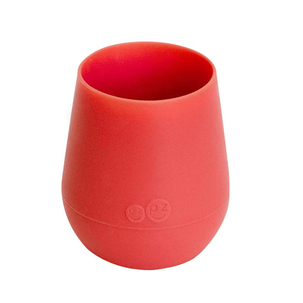 粉红色的盖子杯子给蹒跚学步的杯子。