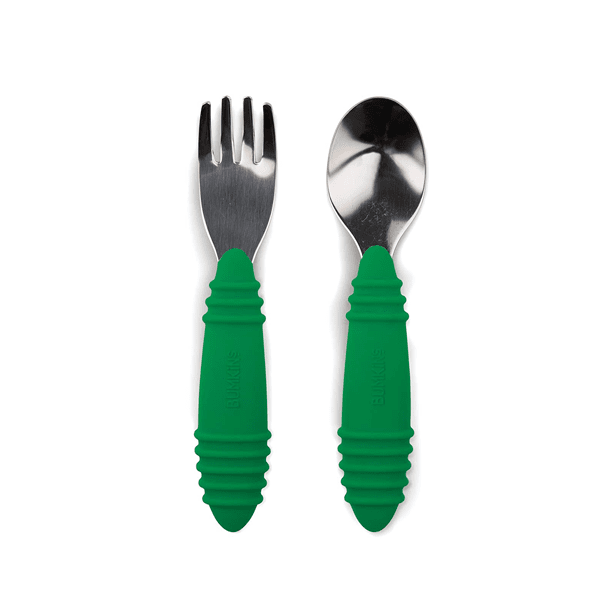 一套金属，带有绿色颠簸的手柄叉和勺子，用于幼儿。