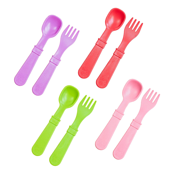 4套五颜六色的可回收塑料叉和汤匙。