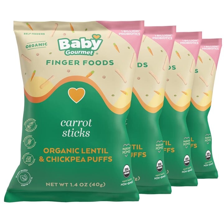 带有五彩纸屑的绿色包，用于幼儿的胡萝卜棒。