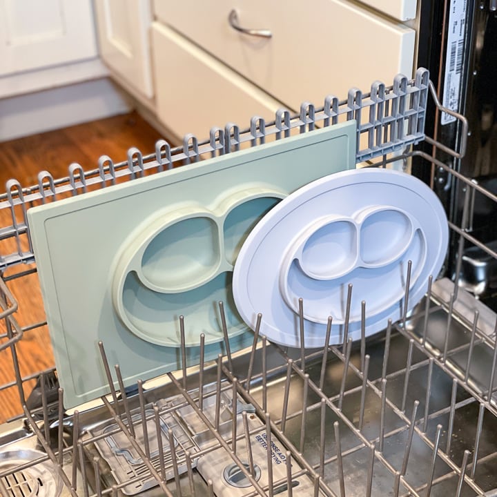 Ezpz Mini和洗碗机中的快乐盘子。