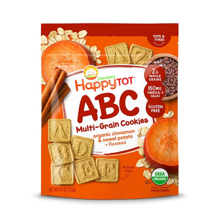 红色和橙色的袋子里装满了ABC饼干的幼儿。