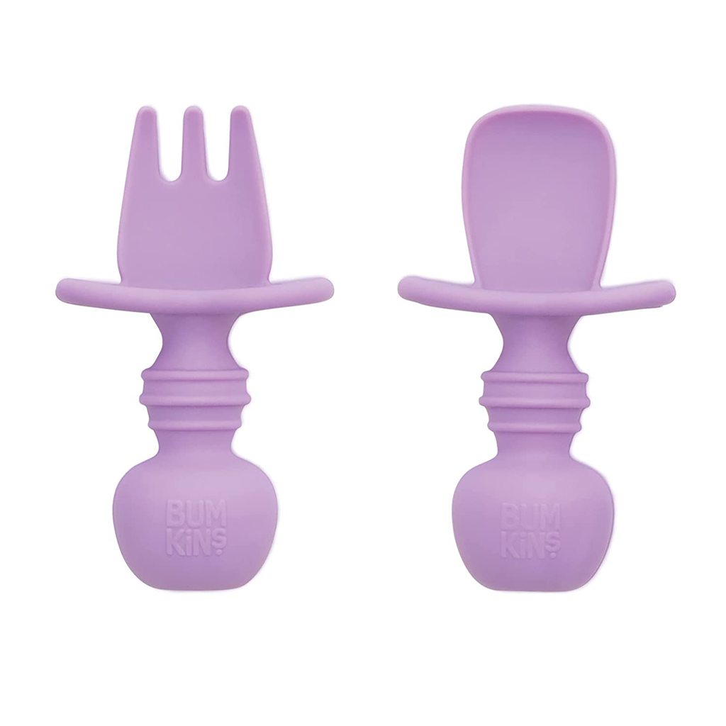 2个带有矮胖球手柄的紫色勺子。